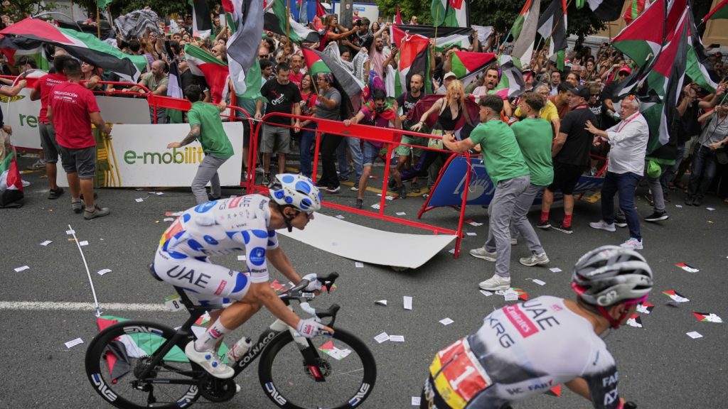 Anti-Israel protests turn Spanish Vuelta cycling race into a diplomatic battleground : NPR