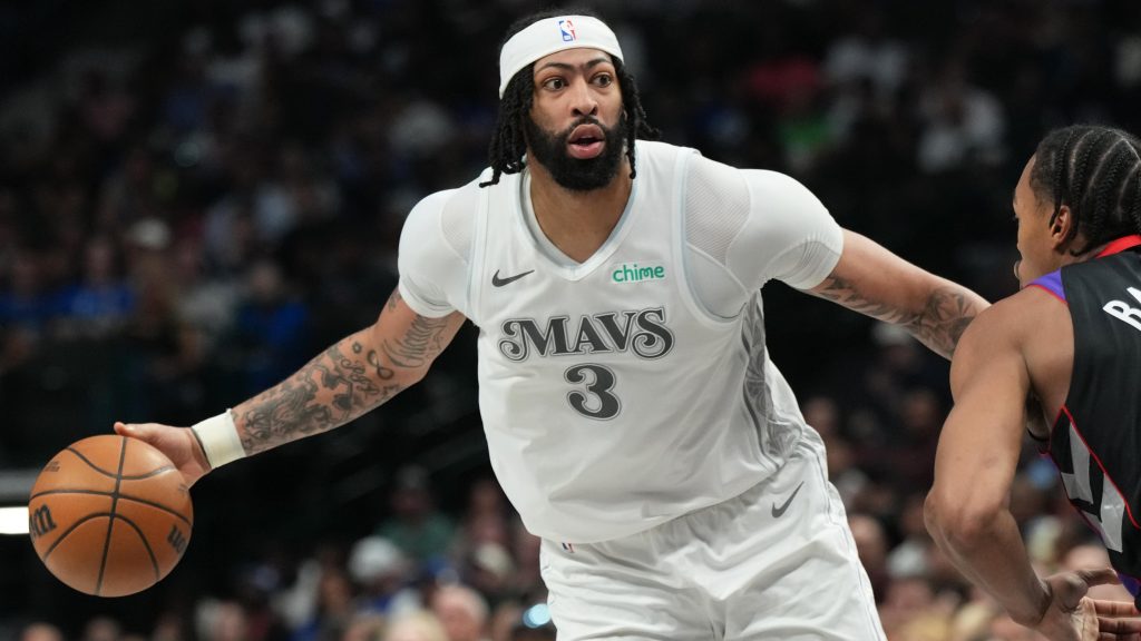 Mavs' Anthony Davis Reportedly Returns to 5-on-5 Practice After Surgery on Eye Injury