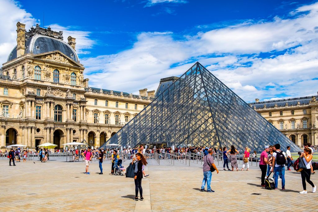 Paris Restaurants Charge American Tourists More Than Locals, Says Report
