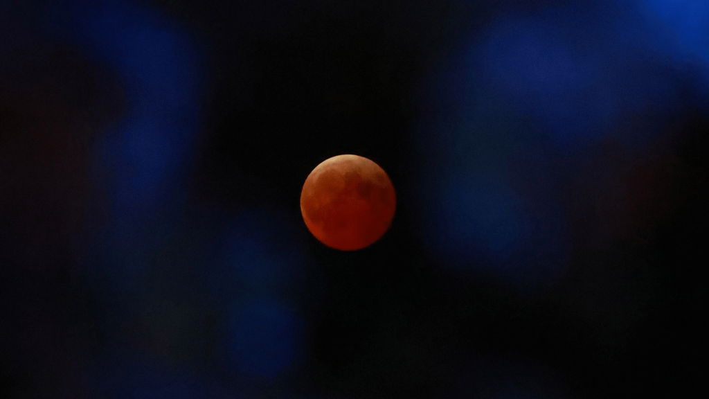 September stargazing: A blood moon, Venus vs Jupiter (Round Two), and a new season
