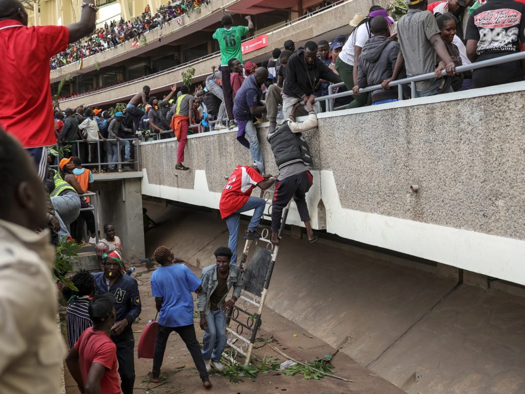 Chaos erupts at public viewing of former Kenyan PM Raila Odinga’s body | Politics Chaos erupts at public viewing of former Kenyan PM Raila Odinga’s body | Politics